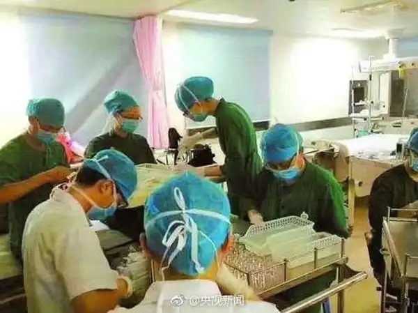 Medical Workers Open 8,000 Bottles Of Antidote To Save A Poisoned Patient. Photos